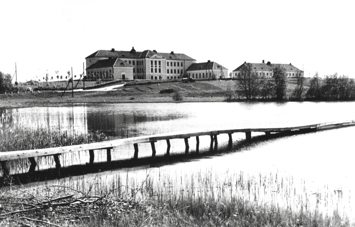 Ajalooline vaade Võrumaa Kutsehariduskeskuse peahoonele üle Väimela järve